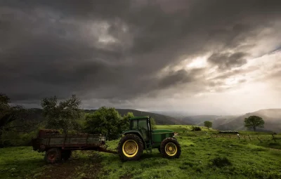 Трактор в поле