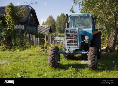 Трактор в деревне