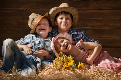 Счастливые дети в деревне