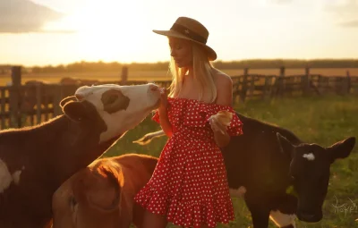 Девушка корова
