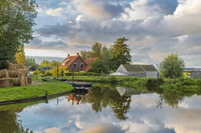 Домик в деревне у реки