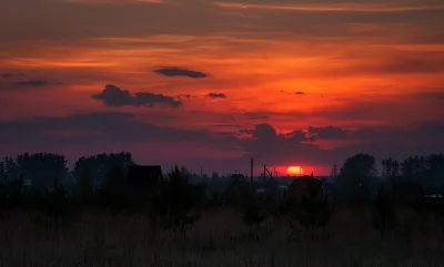 Красивый закат в деревне