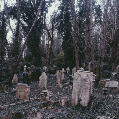 Мрачное кладбище