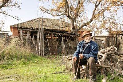 Старики на лавочке в деревне