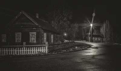 Деревенский дом ночью