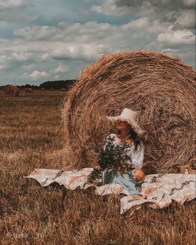Фотосессия со стогом сена