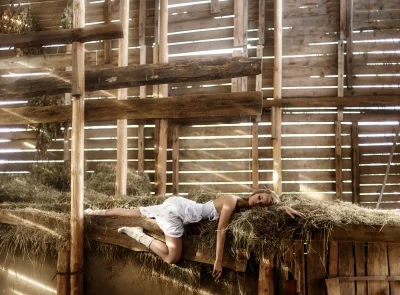 Анастасия Щеглова на сеновале