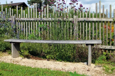 Скамейка в саду