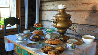 Деревенский стол с едой