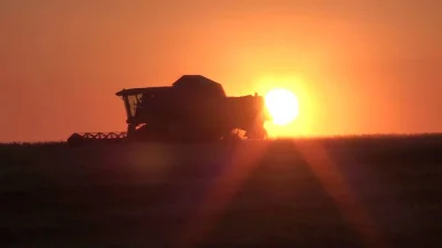 Комбайн на закате