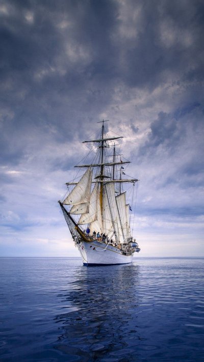 Красивый корабль