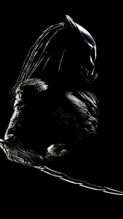 Хищник на черном фоне