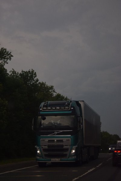 Фура в дождь фото