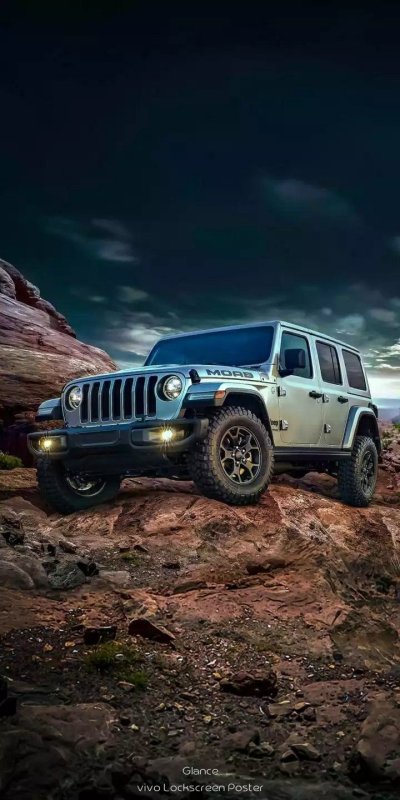 Внедорожник в лесу