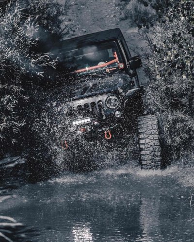 Внедорожник едет