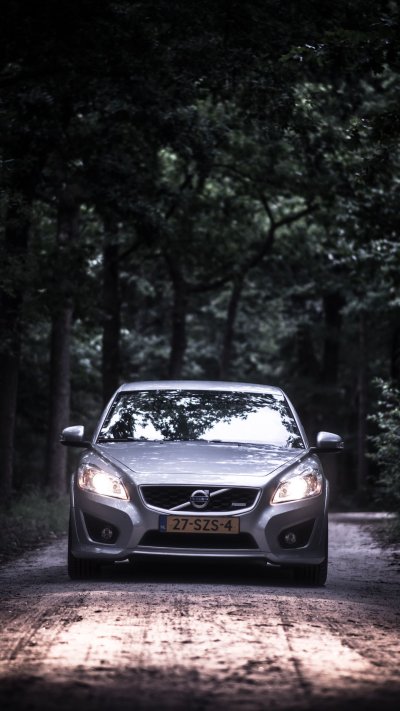 Машина на дороге вид спереди