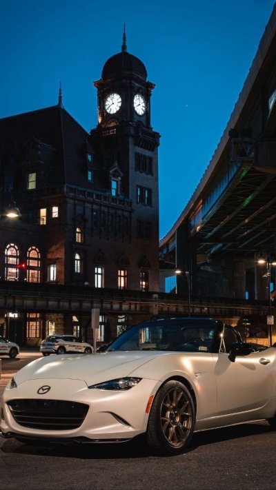 Машина белого цвета