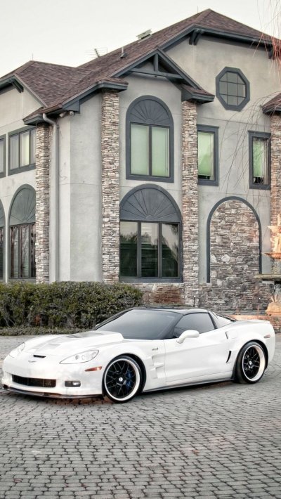 Красивый дом с машиной