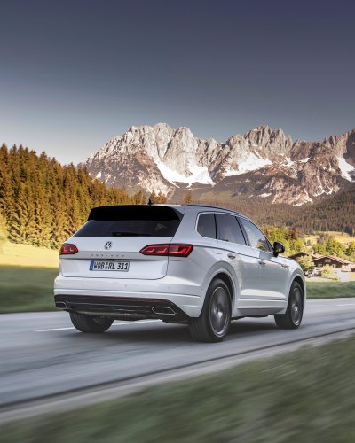 Фольксваген Туарег 2018 сзади