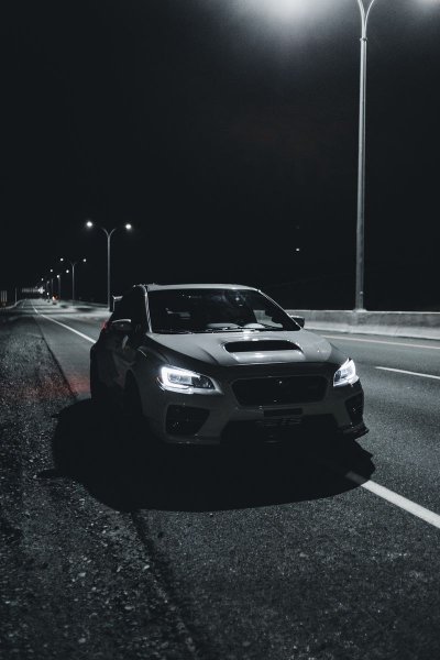 Машина в тёмном переулке