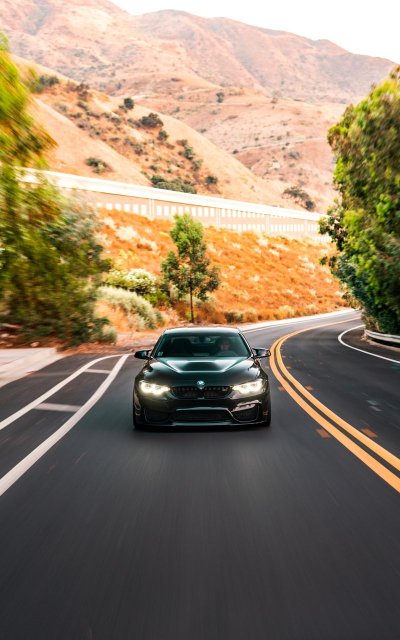 Машина на дороге