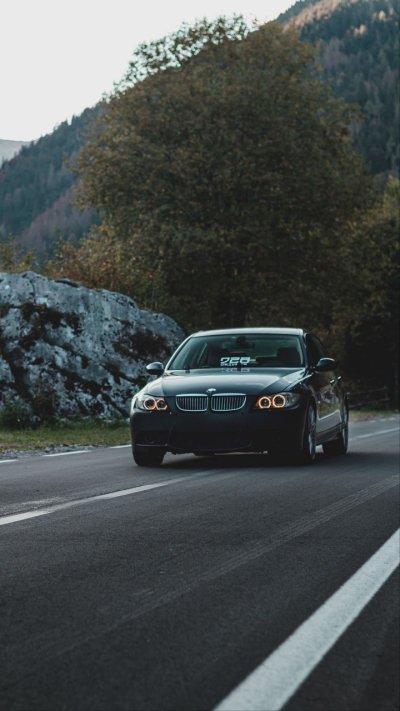 БМВ на дороге