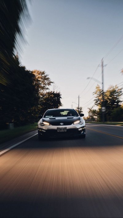 Машина на дороге