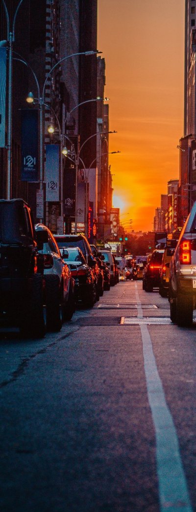 Машина на дороге в городе