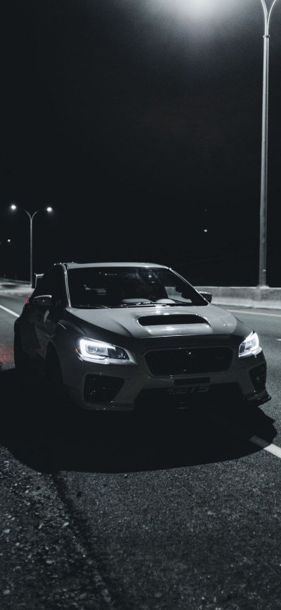 Машина в тёмном переулке