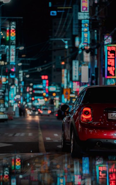 Автомобиль в ночном городе