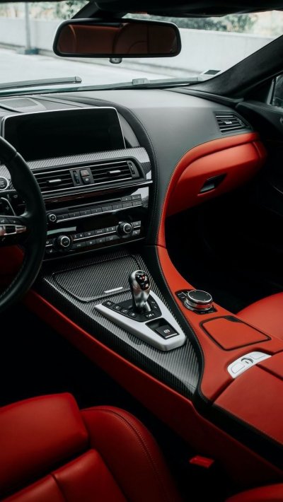 Панель в машине на спорткаре