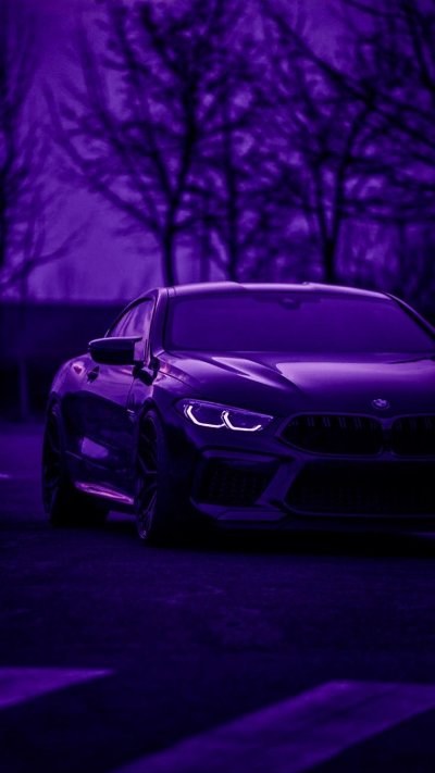 Машина на фиолетовом фоне