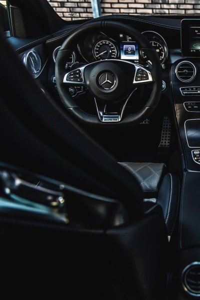 За рулём Mercedes AMG c63