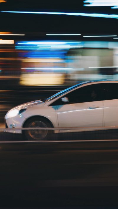 Машина едет вид сбоку