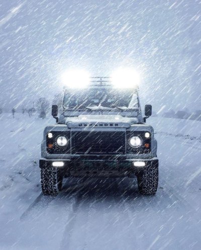 Land Rover Defender в снегу