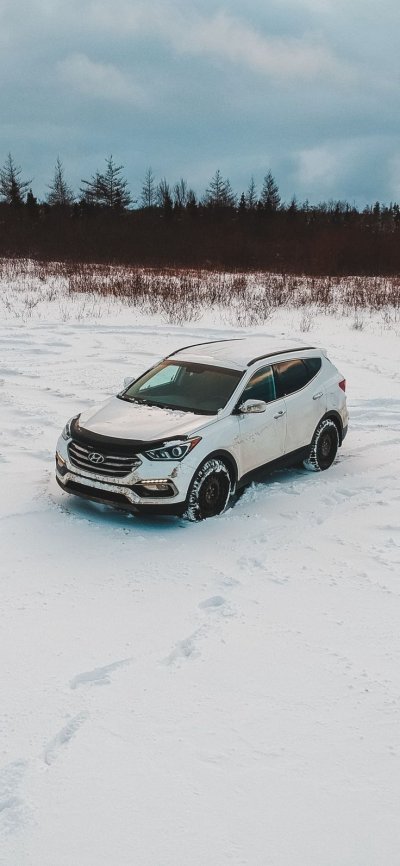 Белый внедорожник на снегу