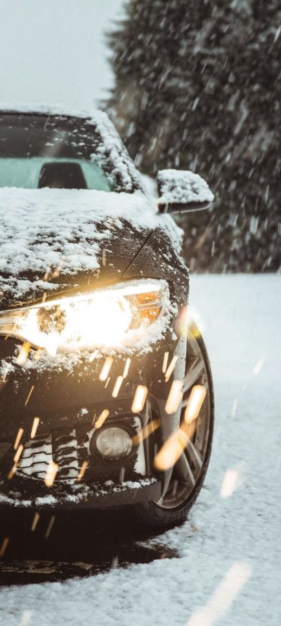 Автомобиль застрял в снегу