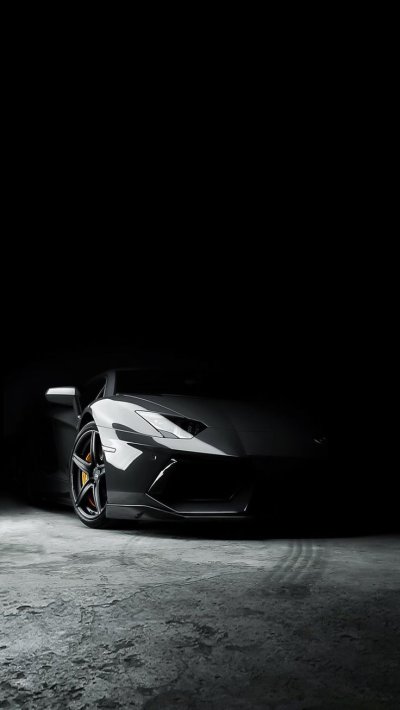 Машина на черном фоне