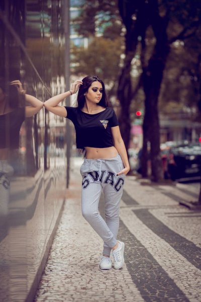 Брюнетки в спортивном стиле