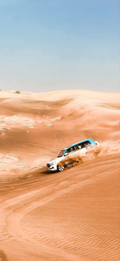 Джип в пустыне