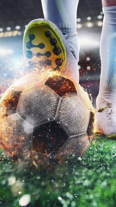 Футбольный мяч и нога