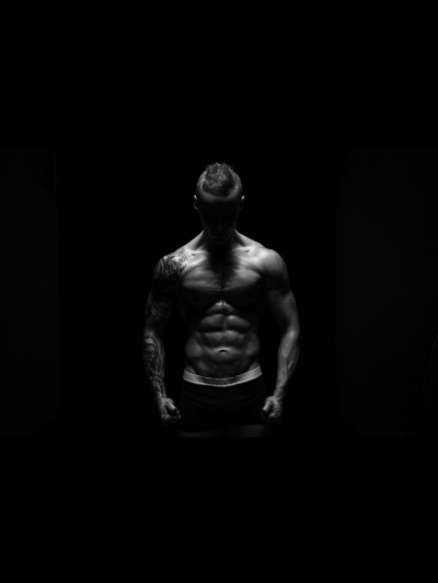 Изображение накаченного парня черно белым