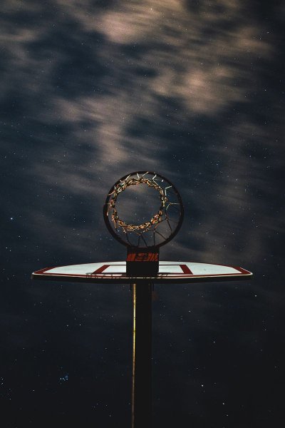 Баскетбольное кольцо ночью