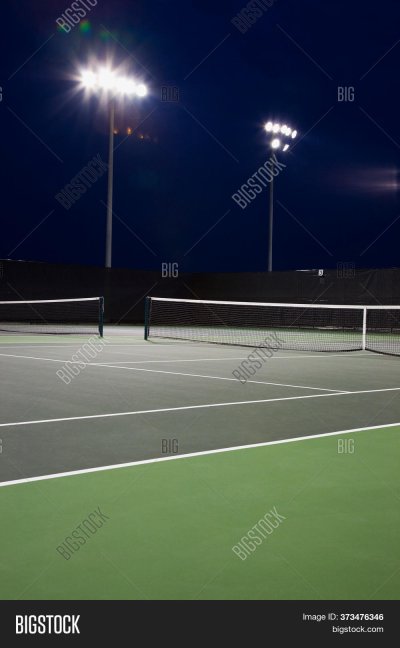 Теннисный корт ночью