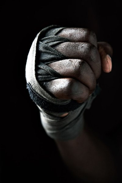 Кулаки в боксерских бинтах