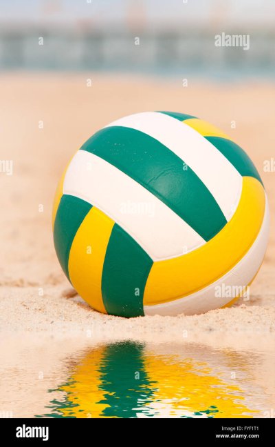 Волейбольный мяч на зелёном фоне