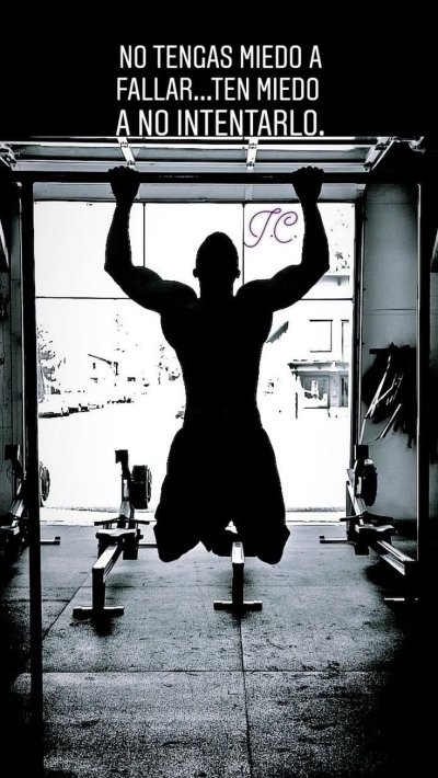 Парень на турнике Эстетика черный цвет