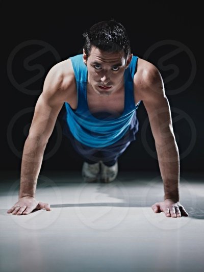 Отжимающийся человек на черном фоне