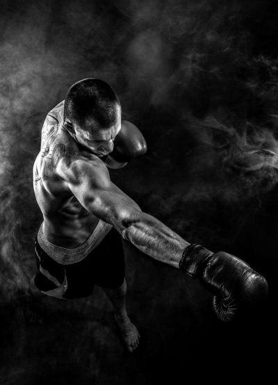 Тайский бокс на чёрном фоне