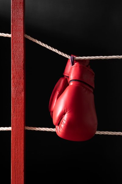 Боксёрские перчатки висят